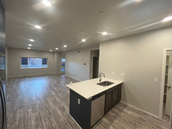 Building Photo - Beautiful 3 Bed 2.5 Bath Townhome in North East Fort Collins!