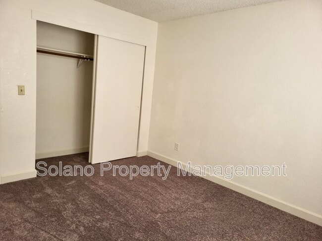 Building Photo - 1910 Grande Cir