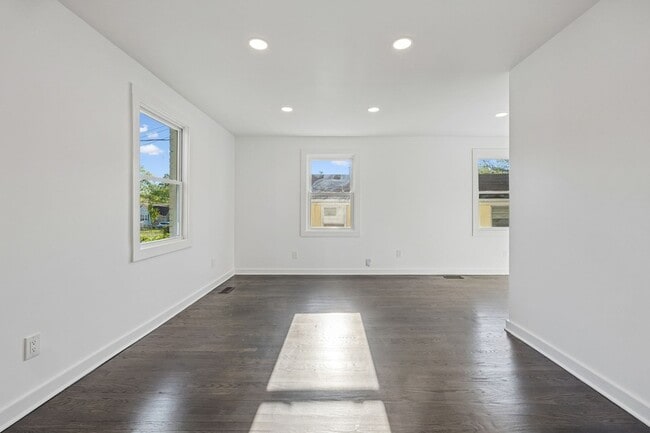 Building Photo - 902 Broadmoor Dr