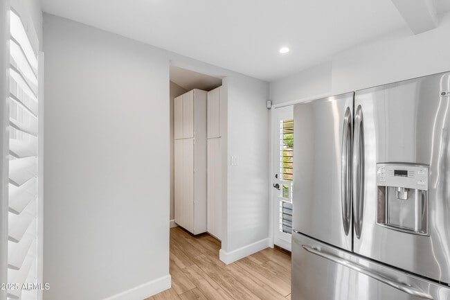 Building Photo - 808 E Cavalier Dr