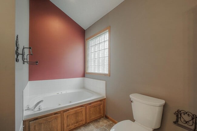 Building Photo - 612 NE Topaz Dr