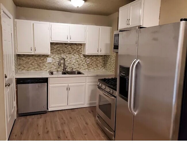 Building Photo - 5131 Lyndhurst Dr