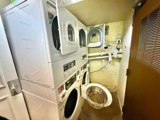 Building Photo - Dupont Prime Location Tree-Lined Corcoran St & 17th 1 bed 1 bath Condo UTILITIES INCLUDED.