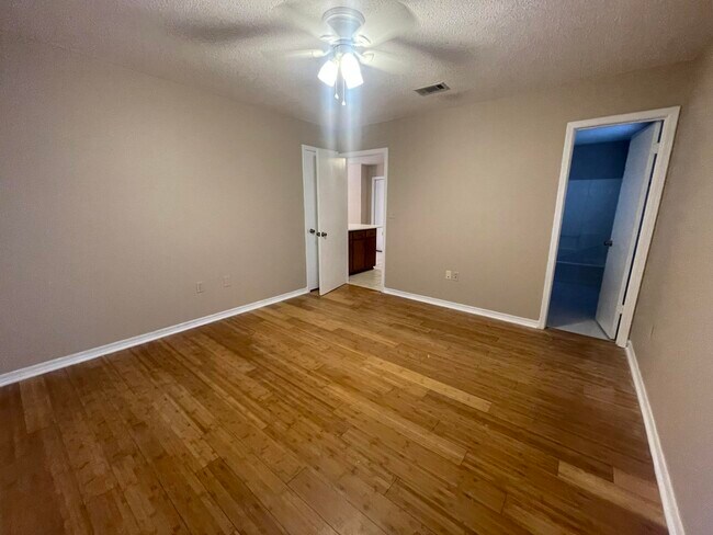 Building Photo - 421 Juniper Dr