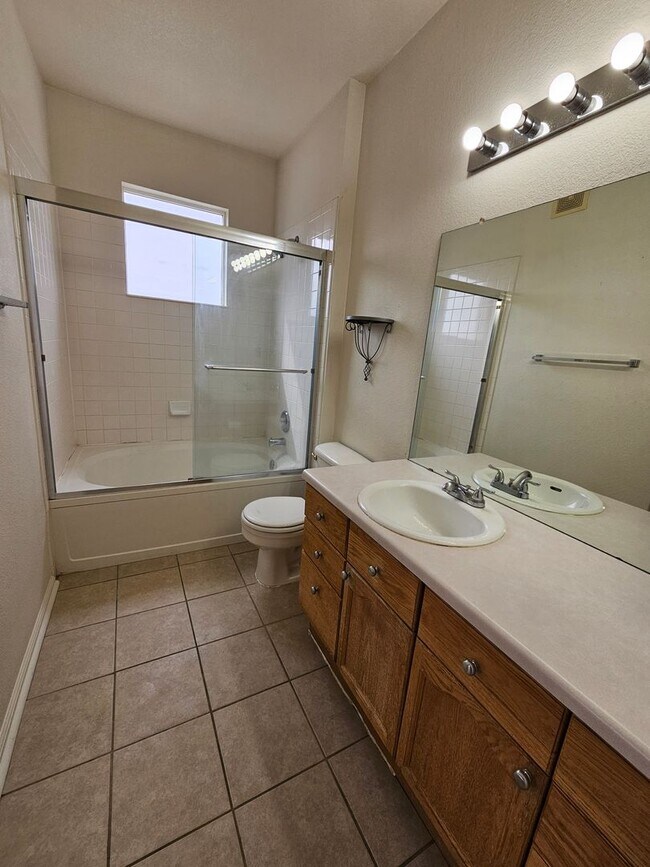 Building Photo - Awesome Aurora Top Floor 2 Bed 2 Bath Cond...