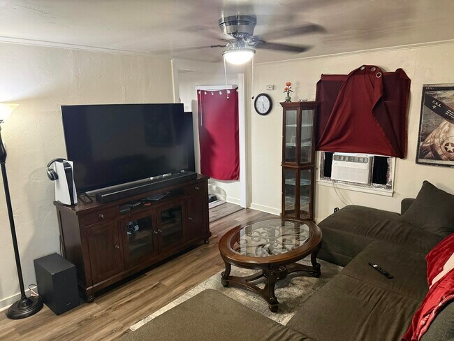 Building Photo - 1304 E Lincoln Ave