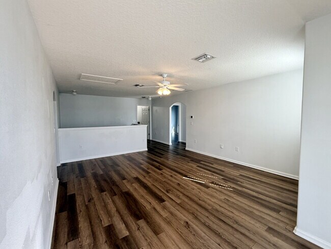 Building Photo - Stunning and spacious 5 bed, 2/5 bath in gated community in Melbourne