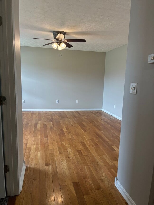Building Photo - **NEW PRICE**   **New Paint**   **New Carpet**  Ready for YOU!!