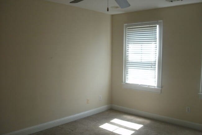 Building Photo - Beautiful Town Home