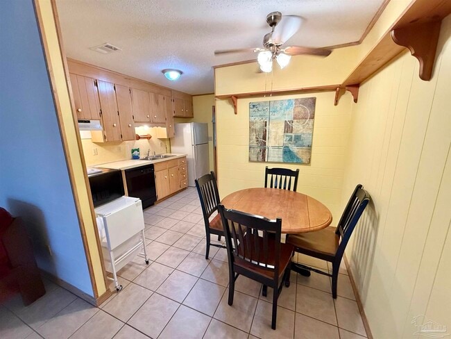 Building Photo - 1469 E Johnson Ave