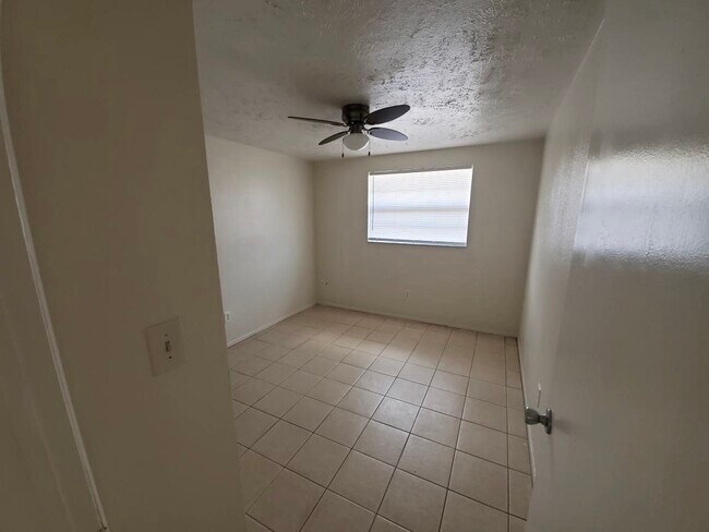 Building Photo - Spacious 2br/1ba duplex near USF