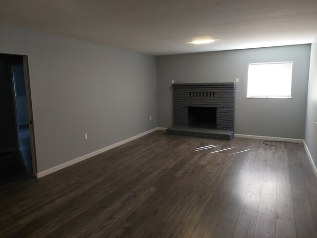 Building Photo - *LONG TERM RENTAL* 2 Car Garage