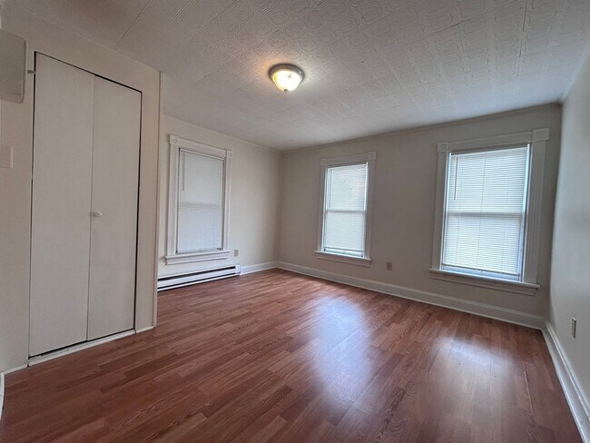 Building Photo - 3 bedroom, 1 bath, 2 story half double house