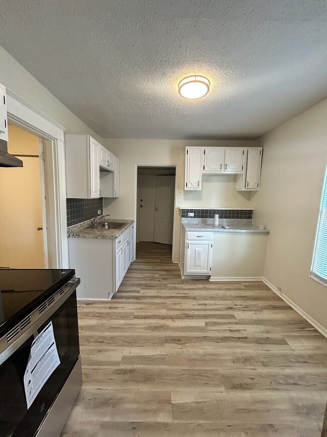 Building Photo - 5355 Helen Ave