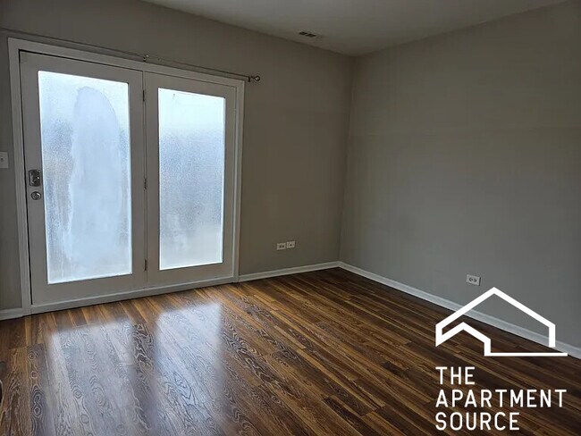 Building Photo - 842 N Wood St
