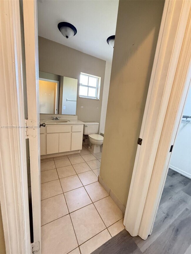 Building Photo - 7121 SW 158th Ct