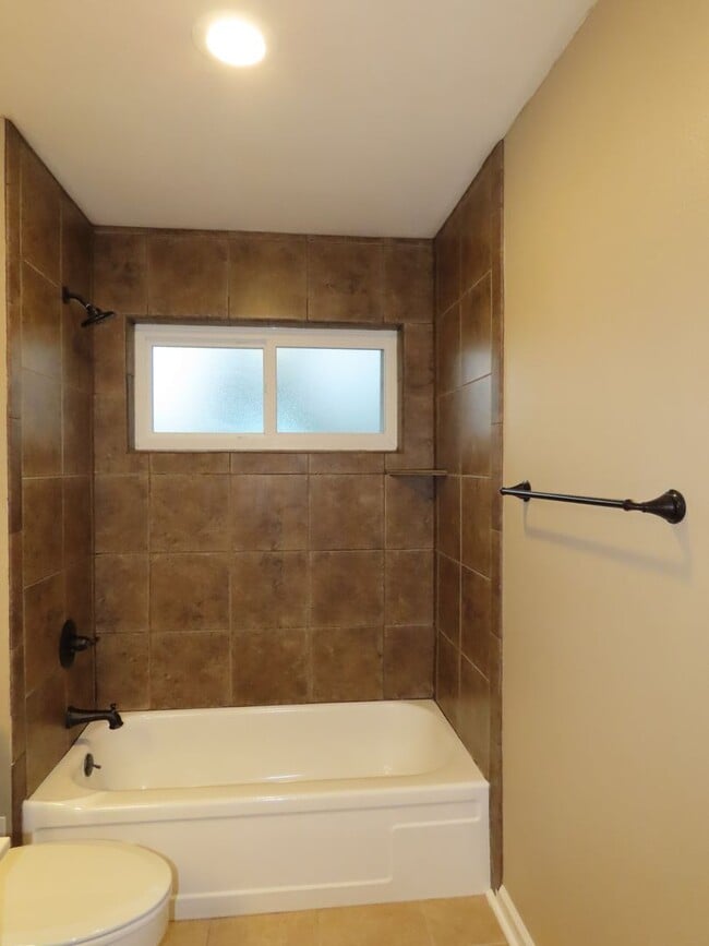 Building Photo - South Tyler! Lovely 3 Bedroom, 2 Bath House w/Garage