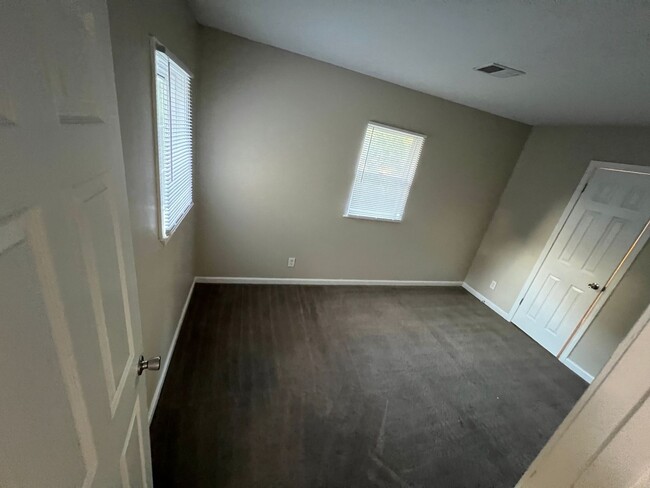 Building Photo - Spacious 3 bedroom 2.5 bath home.