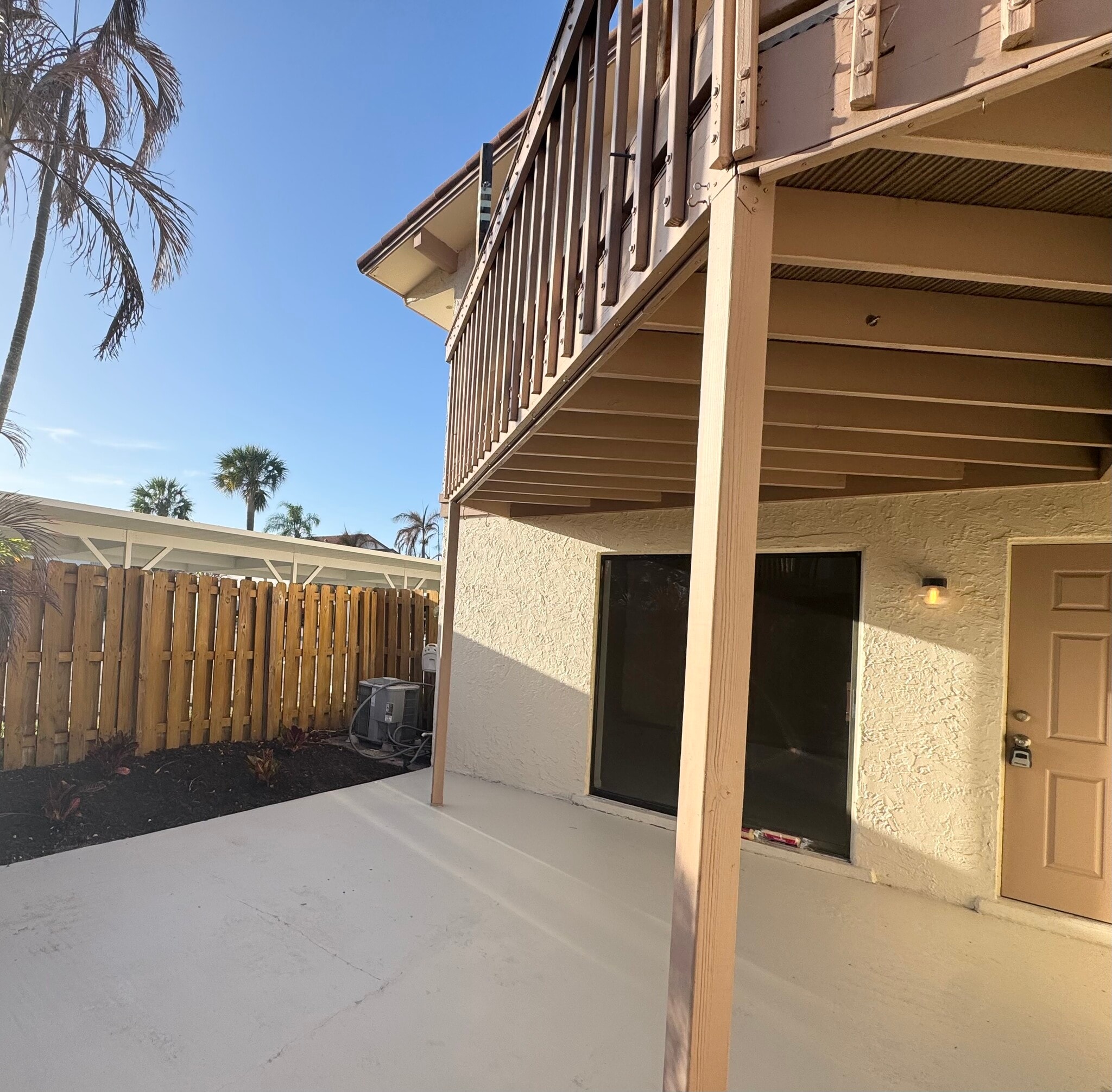 Courtyard / Patio - 200 S Banana River Blvd