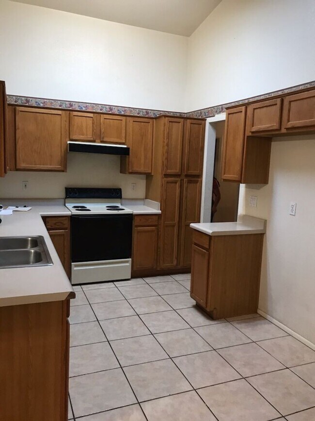 Building Photo - 3 bed 2 bath Camelback & 83rd Ave