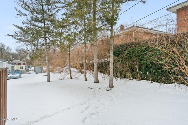 Building Photo - 165 S Pine Ave