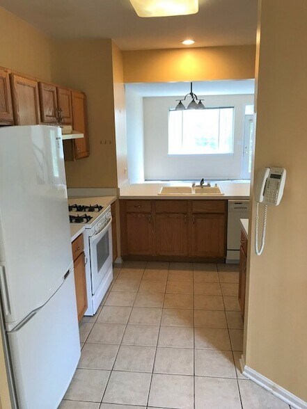 Building Photo - 2235 Lake Ridge Dr