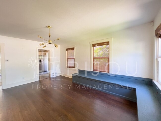 Building Photo - Downtown Bungalow with Large backyard