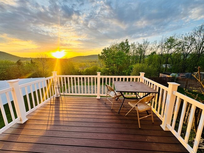 Building Photo - Gorgeous Newly Renovated 3 BR, 2.5 BA Town...
