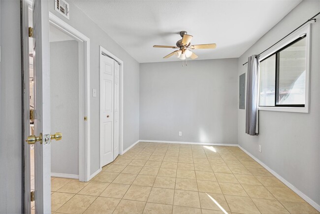 Building Photo - Roomy 3 Bedroom Home with a Fireplace