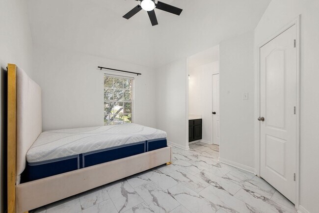 Building Photo - 14910 Lake Woodbridge Ct