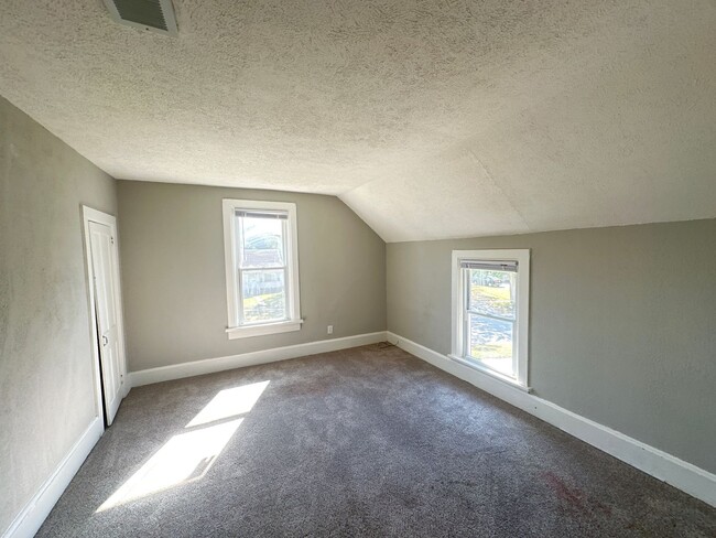 Building Photo - Spacious Freshly Updated Home Close to Dow...