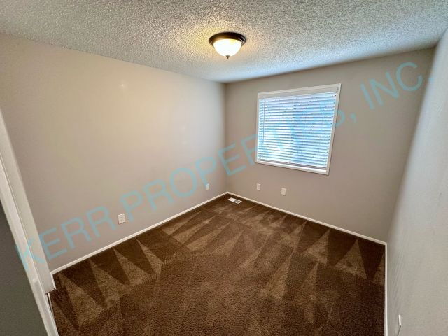 Building Photo - Charming 3-Bed Duplex in Gresham with Spacious 1100 Sq Ft Layout!