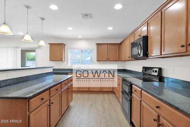Building Photo - 4 Bed/ 2.5 bath - Beautiful Single Family ...