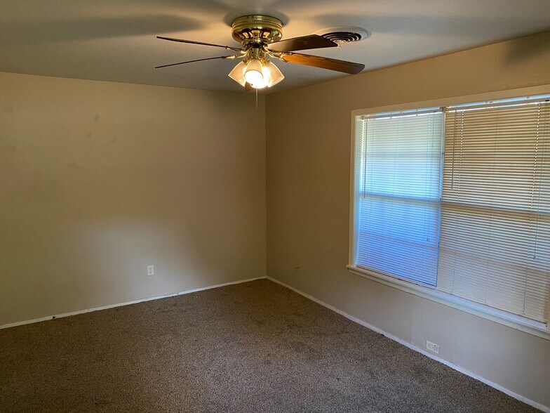 Bedroom - 2000 W Pinecrest Dr