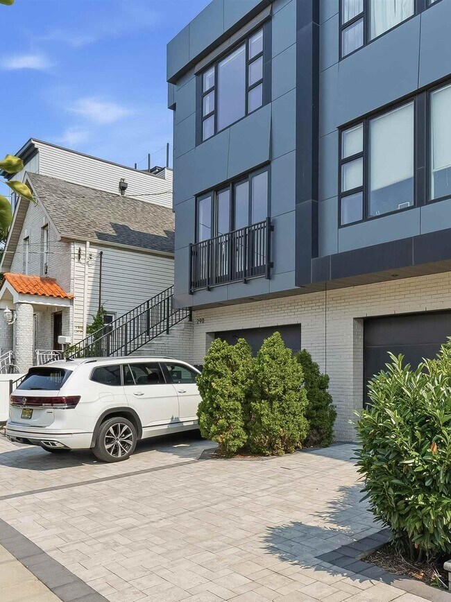 Building Photo - 290 Griffith St