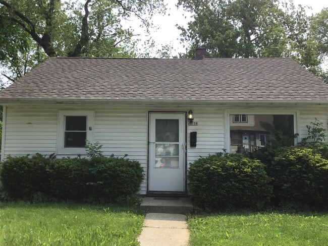 Building Photo - 2 bedroom single family home