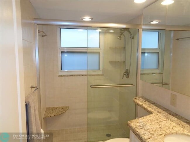 Building Photo - 3499 Oaks Way