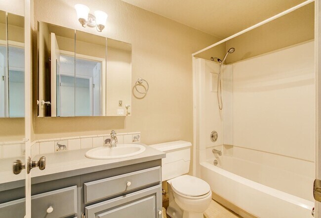 Building Photo - Queen Anne View Condo!!! Open House Saturday June 13th 4:00-5:00
