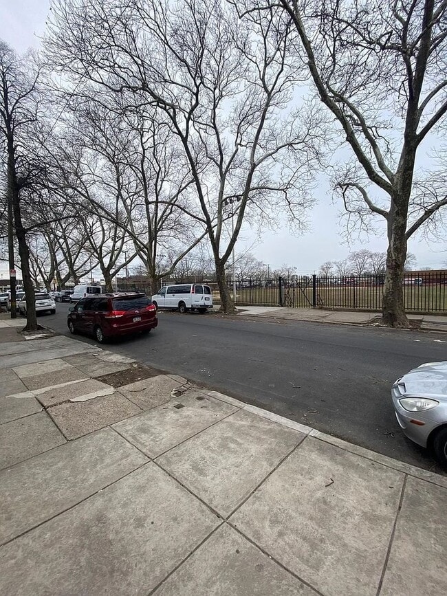 Building Photo - Recently updated 3 Beds 1.5 Bath home, loc...