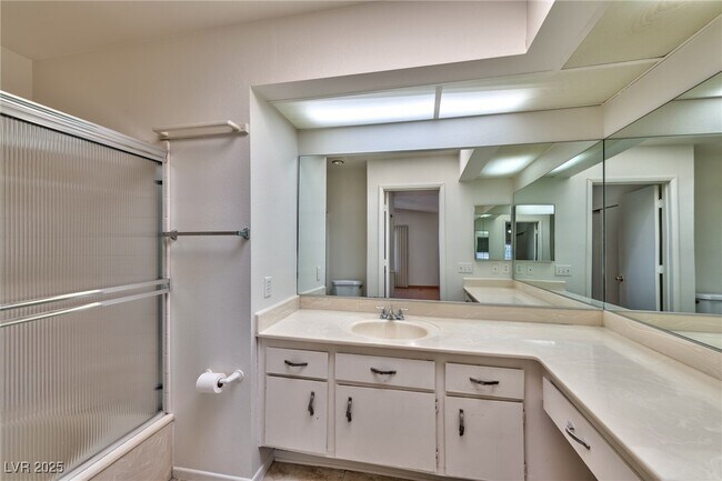 Building Photo - 2728 Miraflores Ave