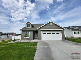 Building Photo - 557 Sagebrush St