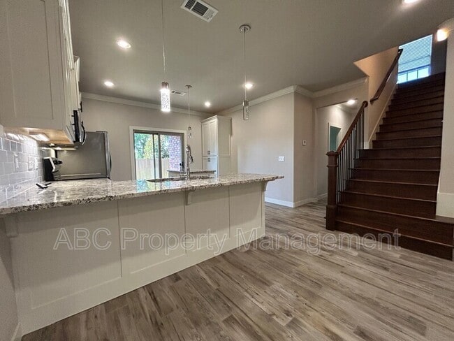 Building Photo - 3305 SW Hillstone Ave