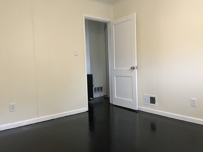 Building Photo - 3 Bedroom Townhome in Morrell Park - Finis...
