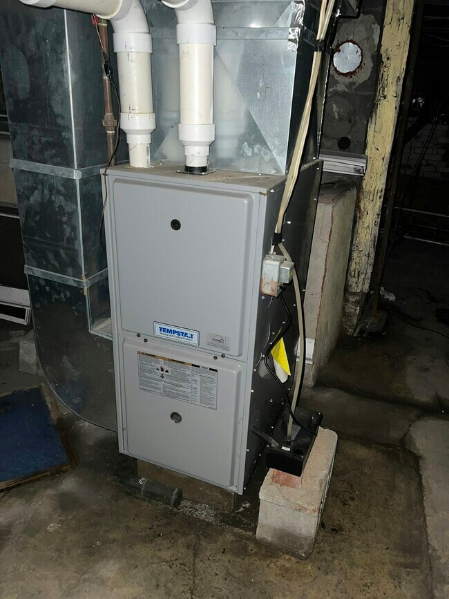 Building Photo - 403 E Division St