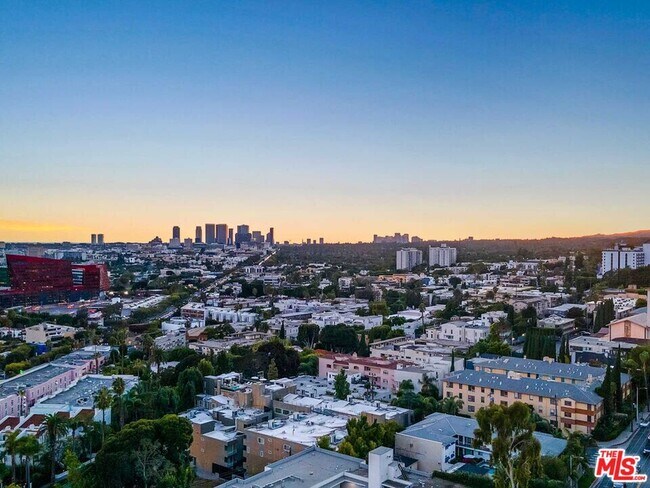 Building Photo - 1100 Alta Loma Rd