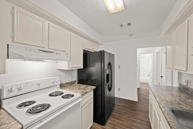 Building Photo - 3004 Manor Ln