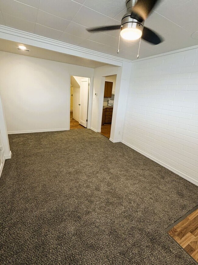 Building Photo - 265 N Oregon St