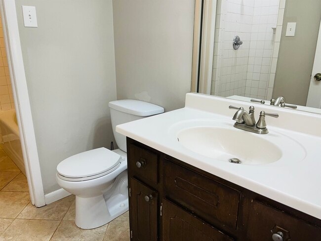 Building Photo - 943 Parkstone Dr