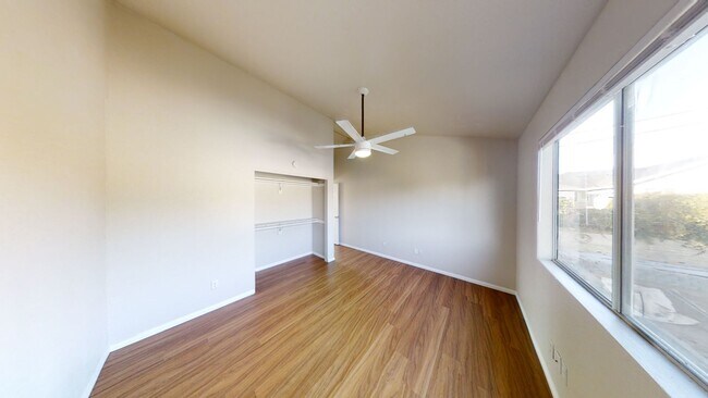 Building Photo - Large House, Close to Campus!!