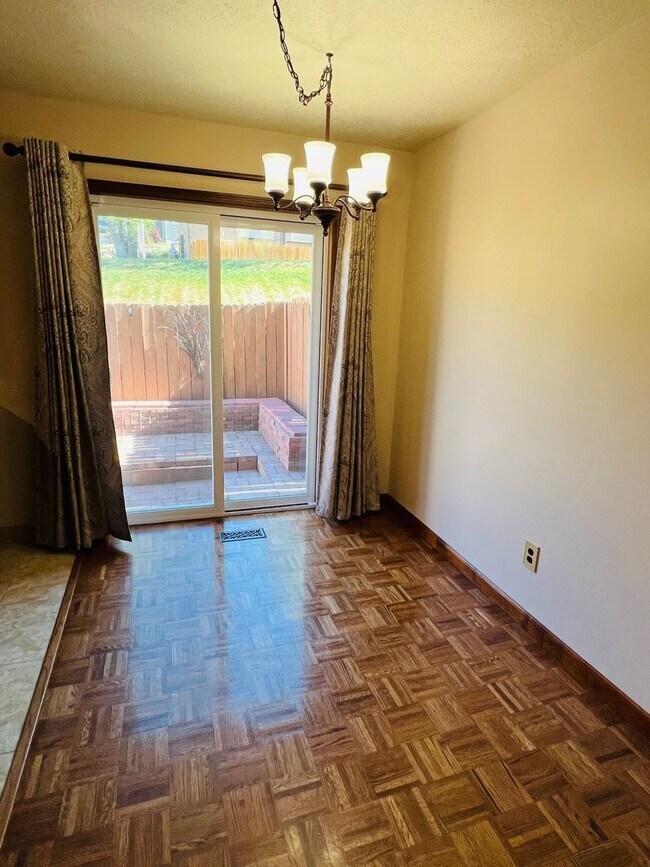 Building Photo - Beautiful townhouse, walk to the Ogden wat...